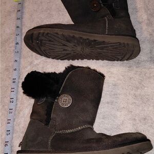 UGG Women’s Bailey Button Black Winter Boots with Fur Trim Women’s Size 7